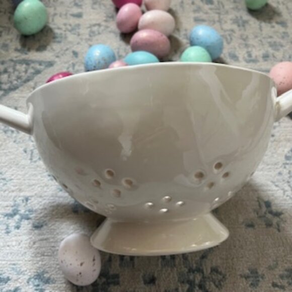 Rae Dunn Baby Chick "PEEP" Ceramic Strainer Colander with Colorful Eggs - Picture 7 of 9